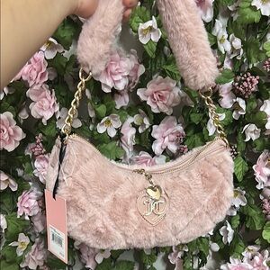 Juicy couture let’s get cozy shoulder bag
color Dusty blush
